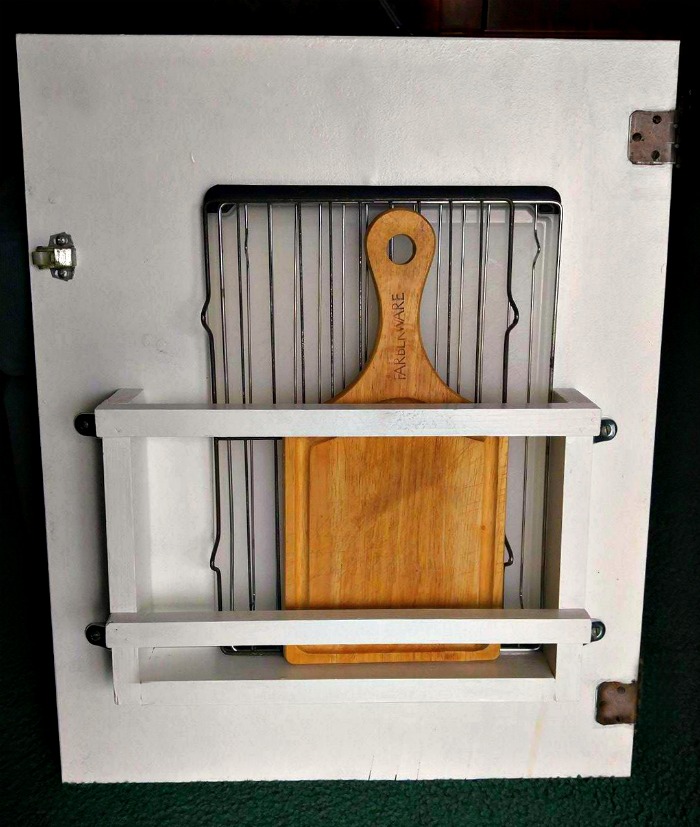 https://thegardeningcook.com/diy-cutting-board-holder/cutting-board-holder-project/