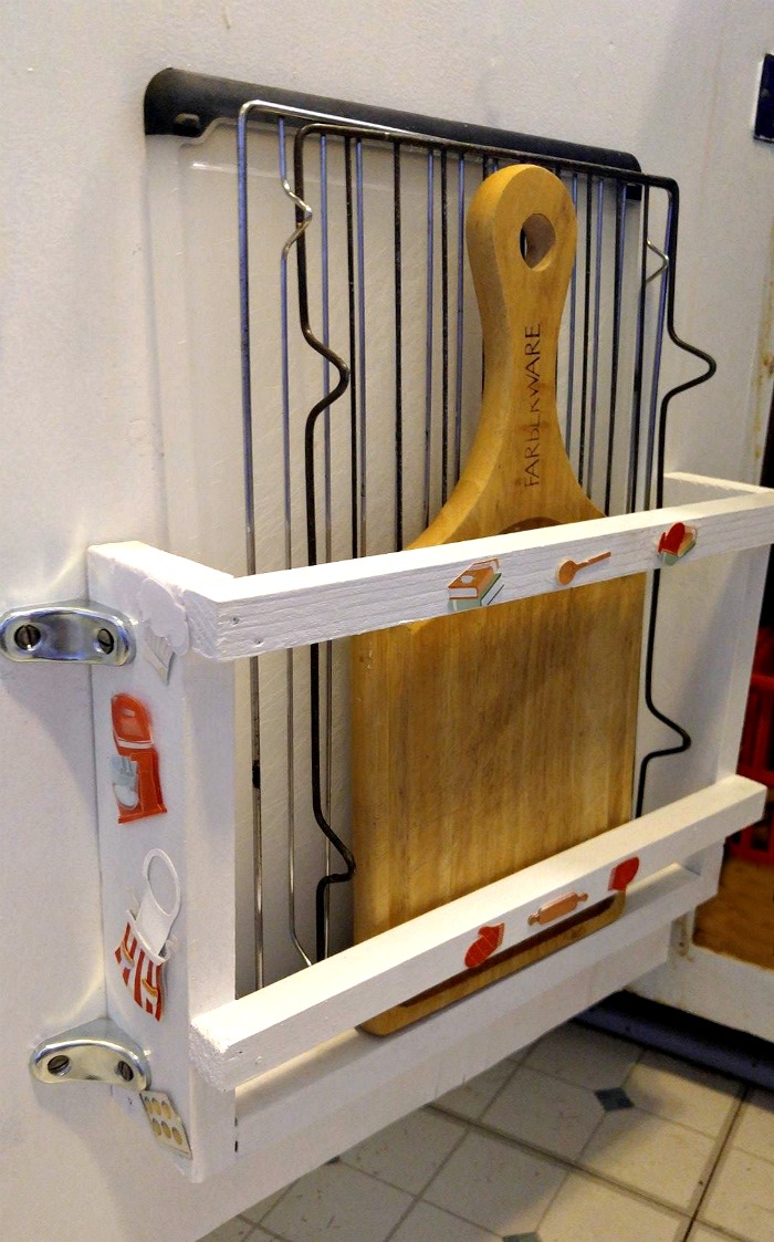 https://thegardeningcook.com/diy-cutting-board-holder/main-cutting-board-holder-image/