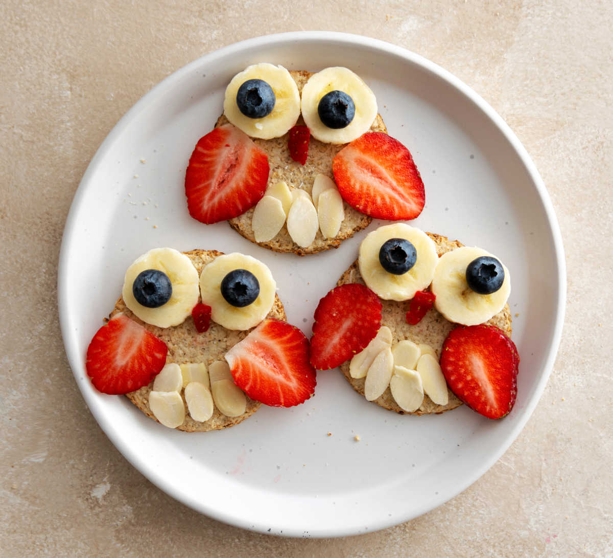 Cute banana owls made from bananas, strawberries and blueberries.