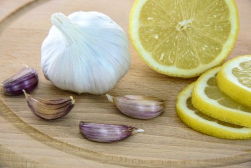 Garlic and lemon slices