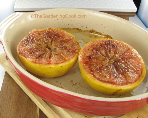 Baked grapefruit with cinnamon, brown sugar and cloves