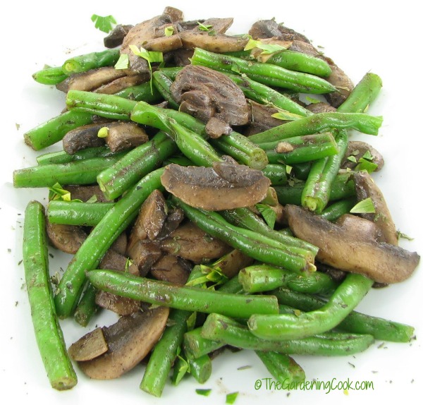 Green beans with mushrooms and garlic in wine and coriander