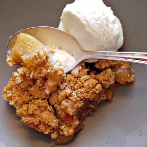 Take a bite of these apple pie bars with ice cream