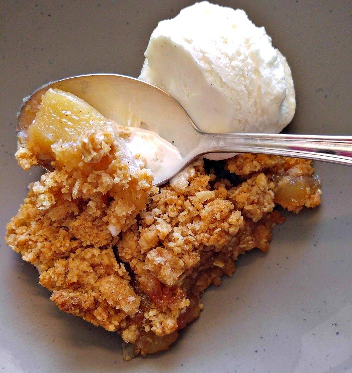 Take a bite of these apple pie bars with ice cream