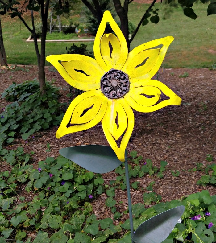 Huge yellow yard art daisy