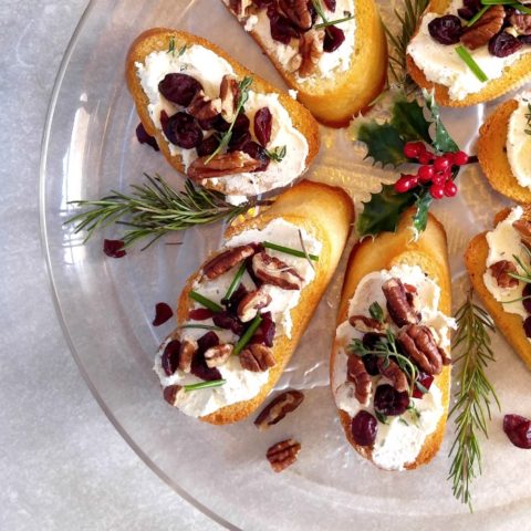 These cranberry pecan crostini appetizers make the perfect party appetizers