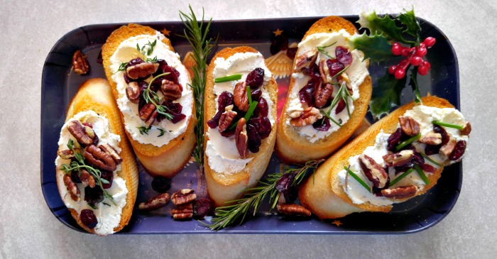 These cranberry pecan crostini appetizers make the perfect party appetizers