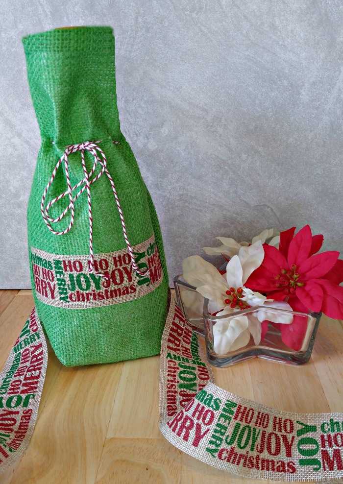 This pretty burlap wine bottle bag is the prefect way to wrap a wine bottle