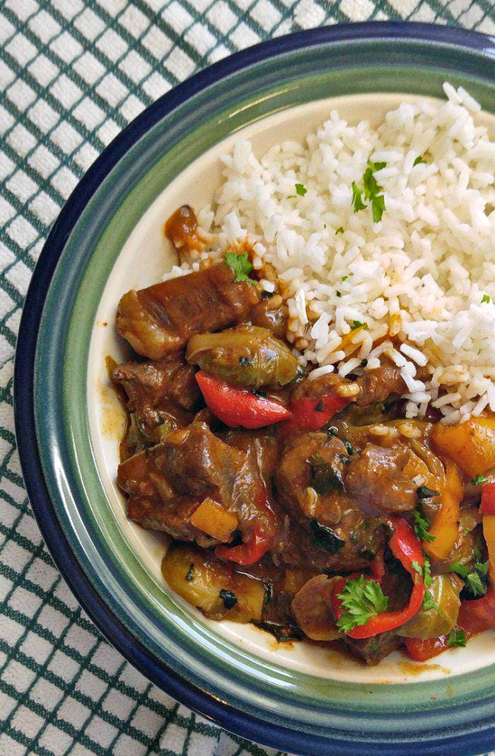 This easy one pot Thai curry is rich is flavor and is super easy to make #beefcurry #thaicurry
