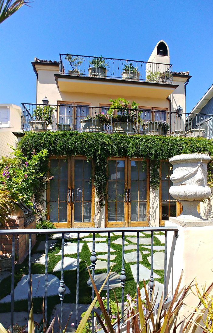 Venice Canals photo gallery - Home with top balcony and patio