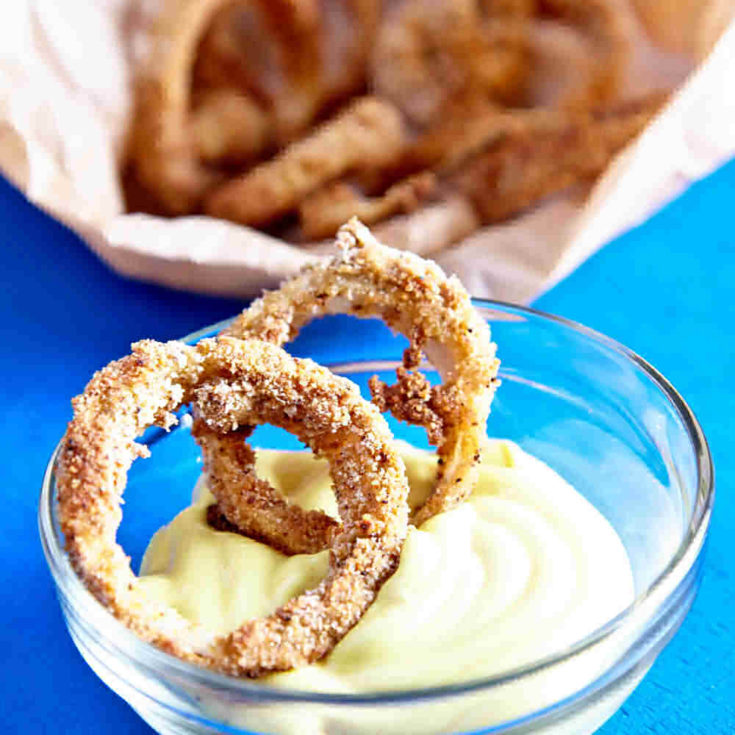 Baked onion rings in mayonnaise.