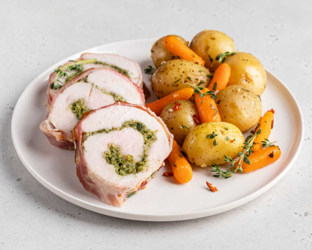 Thyme and turkey rolls with pesto. and vegetables.